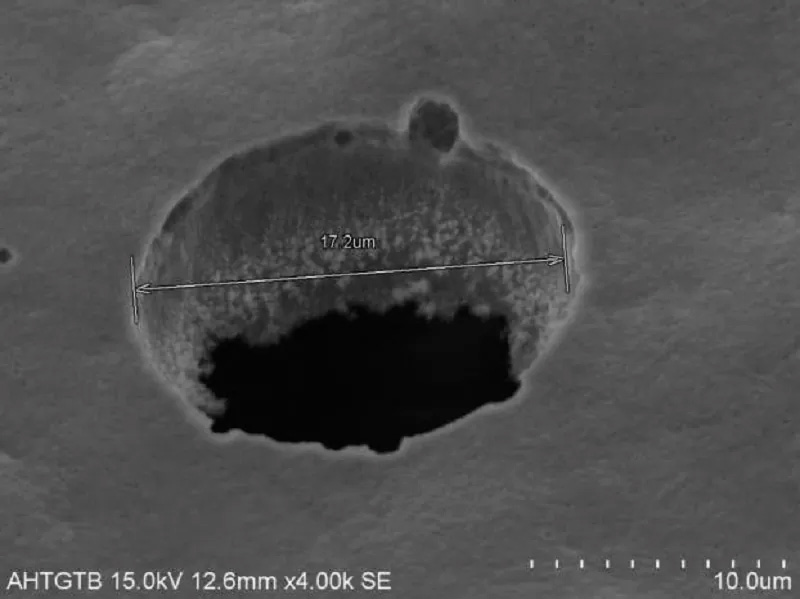Микропористая алюминиевая фольга под микроскопом